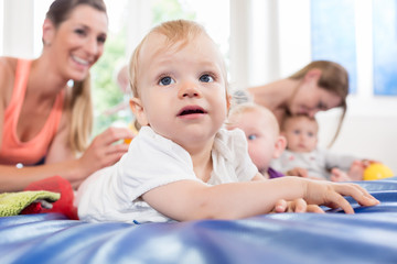 Wall Mural - Babys und Mamas im Mutter-Kind-Kurs nach der Geburt