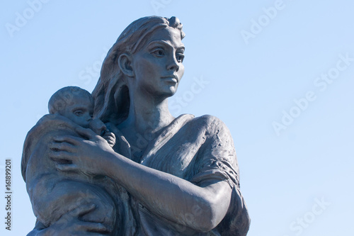 Zdjęcie XXL Statua szczegół matka i jej dziecko w Kirkenes, Finnmark, Norwegia. Dedykowane wszystkim matkom, które zapewniły bezpieczeństwo swoim dzieciom podczas inwazji na Norwegię w czasie II wojny światowej. Artysta: Per Ung