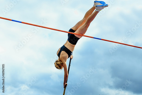 Plakat tyczce skoków konkurencji kobiet na niebieskim tle nieba