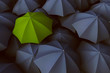 Grüner Regenschirm zwischen vielen grauen Regenschirmen
