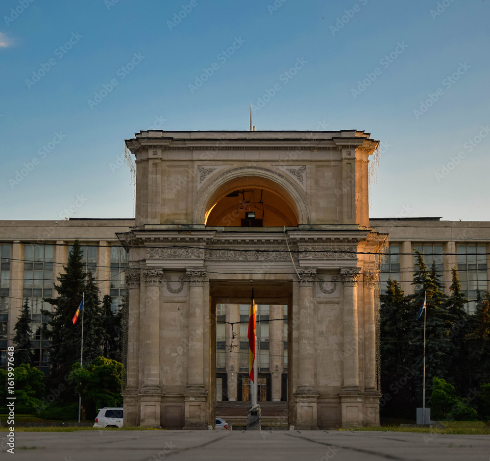Obraz na płótnie Triumphal arch of chisinau with flag of Moldavia.  w salonie