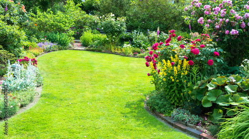 Im schönen Blumengarten – kaufen Sie dieses Foto und finden Sie