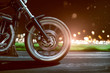 Motorrad fährt abends auf Landstraße