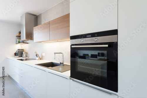 Fotografía Modern kitchen interior with with built-in appliances