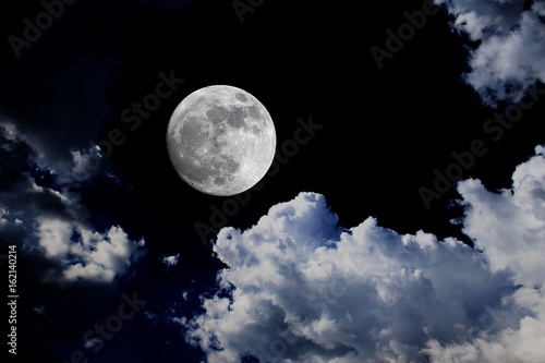 Plakat wielki księżyc błękitne niebo noc chmury tło supermoon