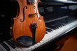© Silverstony - деревянная скрипка на черном рояле