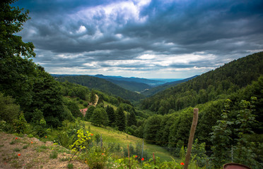 Vue du petit Ballon dans les Vosges en Alsace par temps nuageux