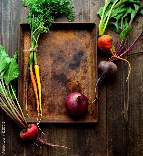 葉付きビーツとにんじんと紫玉ねぎと錆びたトレー Stock Photo Adobe Stock