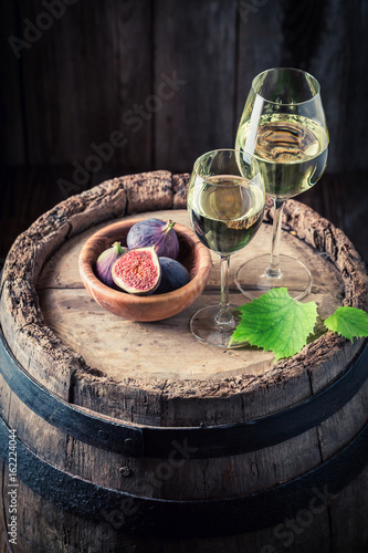 smaczne-biale-wino-z-figami-na-debowej-beczce