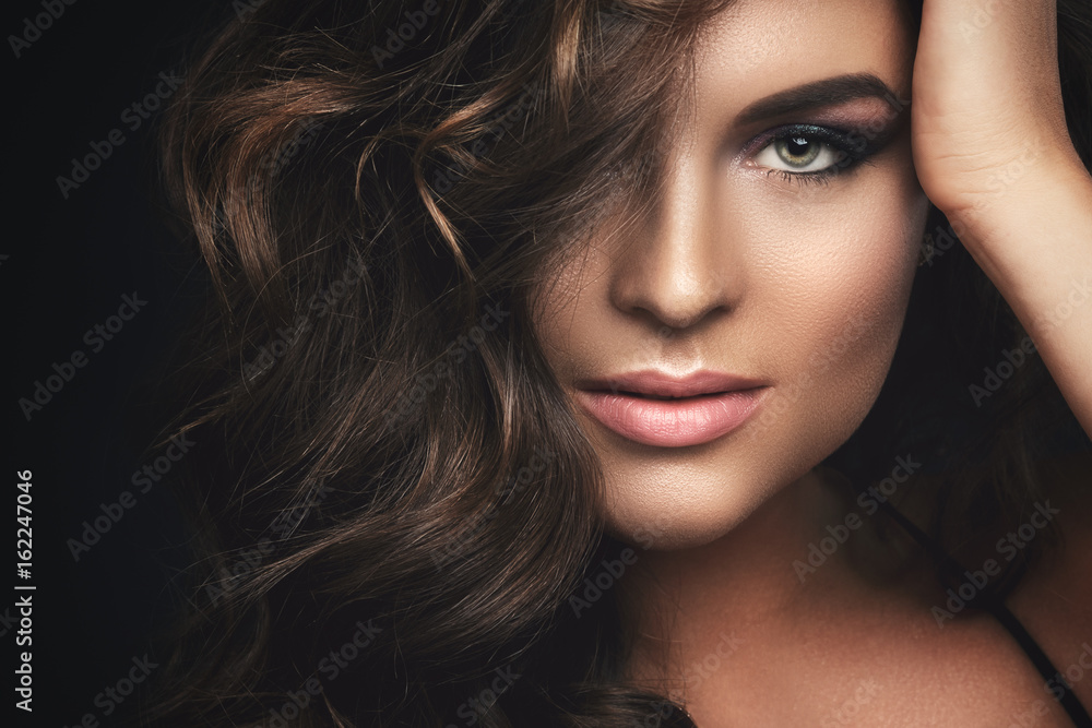 Woman with curly hair and beautiful make-up - obrazy, fototapety, plakaty 