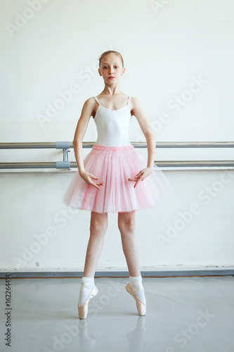 little girl pointe ballet shoes