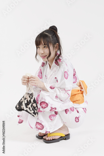 しゃがむ浴衣姿の女性 Stock Photo Adobe Stock