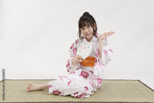 畳に座る浴衣姿の女性 Stock Photo Adobe Stock