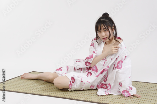 浴衣をはだける若い女性 Stock Photo Adobe Stock