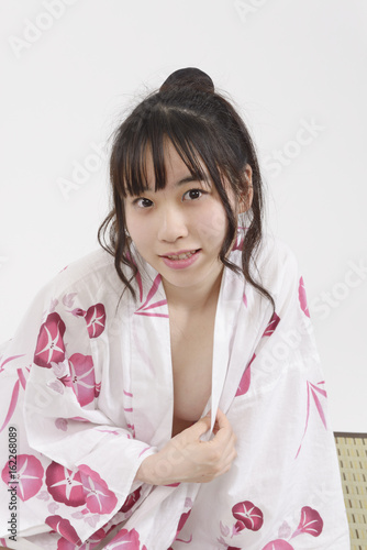 浴衣をはだける若い女性 Stock Photo Adobe Stock