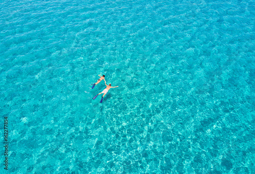 Fotografia, Obraz Paar schnorchelt zusammen im türkisen Wasser der Ägäis in Griechenland