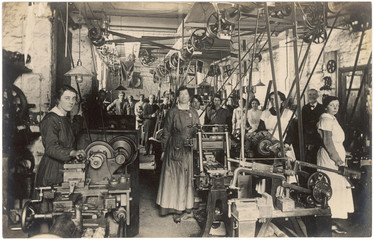 women working in factory. date: circa 1914 - 1918