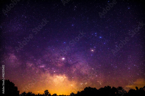 Zdjęcie XXL Droga Mleczna wznosi się nad nocnym niebem Alabamy
