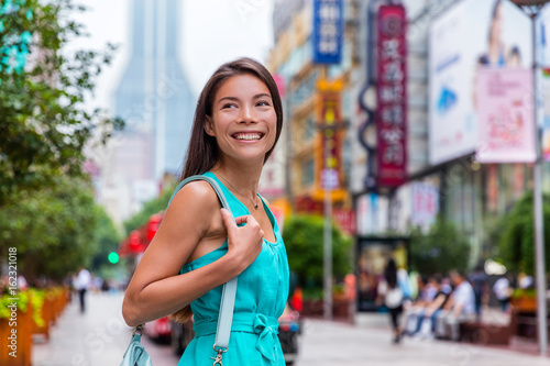 Foto Chinese woman shopping on Nanjing Road Shanghai city, China
