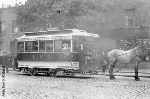 Cuadros en Lienzo Tranvía de caballos (1913). Fecha: 1913