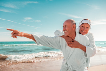 Canvas Print - senior couple summer vacations trip to the beach