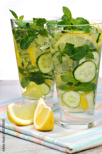 bezalkoholowe-mojito-napoj-orzezwiajacy-z-duza-iloscia-cytryny-ogorka-miety-i-lodu