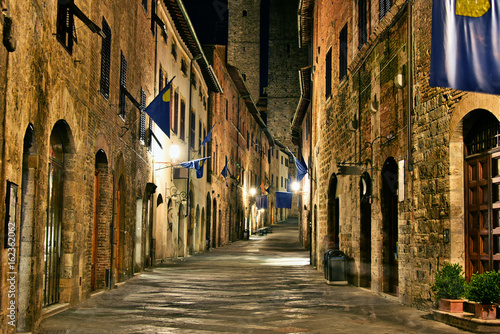 nocny-widok-na-oswietlona-uliczke-w-san-gimignano-we-wloszech