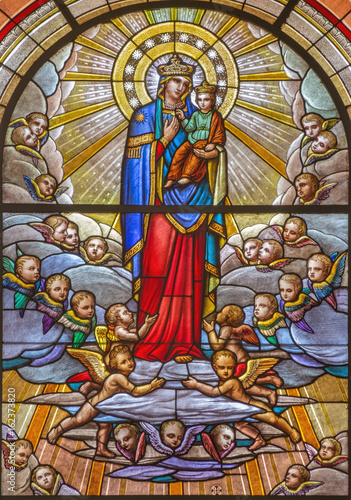 turyn-wlochy-marzec-16-2017-madonna-w-witrazu-koscielny-chiesa-di-san-m
