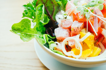 Canvas Print - Raw and fresh tuna with vegetable salad