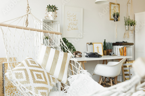Fotomural White hammock with golden pillows
