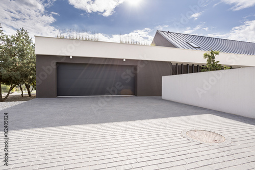 Cuadros en Lienzo Modern garage with big driveway