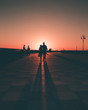 Silhouette di un uomo e una donna abbracciati che camminano in terrazza Mascagni al tramonto