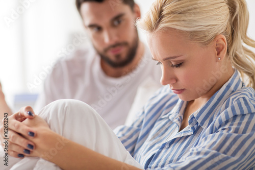 Fotomural unhappy couple having conflict in bed at home