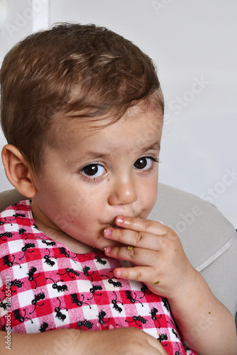 Fotografie, Obraz nino con babero comiendo gallega,bizcocho