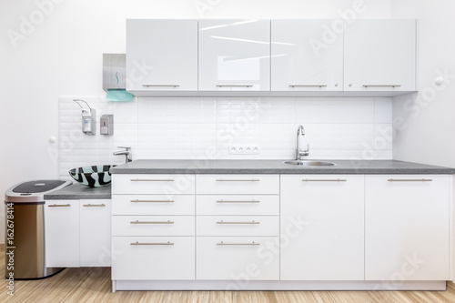 Cuadros en Lienzo Clinic office with white cabinets