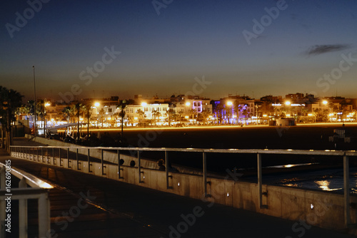 Fotografía Night view of a Mediterranean beach with illuminated promenade
