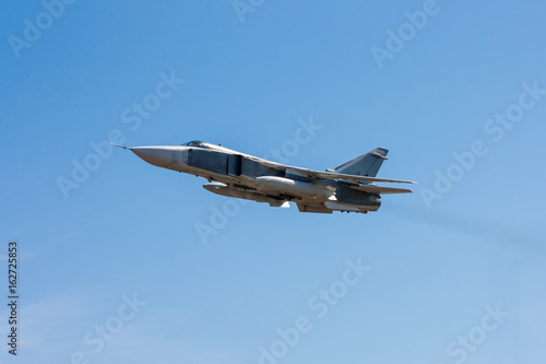 Zdjęcie XXL Samolot szturmowy w niebieskim niebie