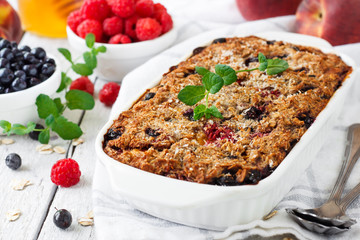 Baked oatmeal with berries