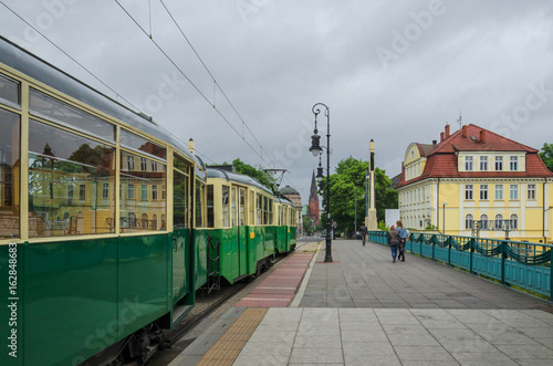 Plakat MIEJSKI TRANSPORT - Zabytkowy tramwaj na miejskim szlaku