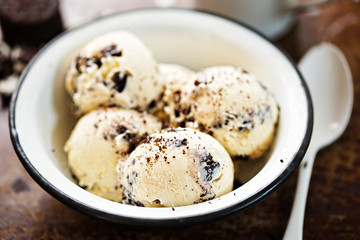 Wall Mural - Cookie and cream ice cream in white bowl 