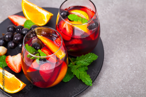 letnie-drinki-z-czerwonego-wina-z-owocami
