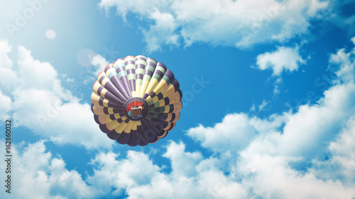 heisluftballon-fliegt-vor-blauem