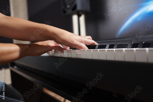 Plakat kobiece ręce gry na fortepianie