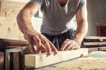 man  steals a wooden with a milling machine