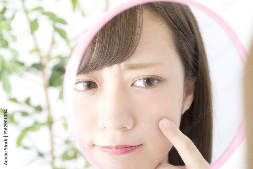ネガティブビューティ　鏡を見る　肌荒れなどで暗くなるイメージ