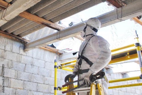 Cuadros en Lienzo Desmontando tejado de fibrocemento con amianto en Estación Eléctrica