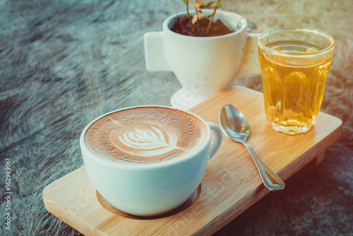 kawa-latte-lub-cappuccino-na-drewnianym-stole