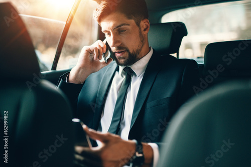 Fotomural Young business working during travelling to office