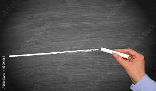 Hand Mit Kreide Zeichnet Strich Auf Schultafel Kreidetafel Tafel