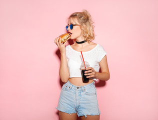 Wall Mural - Pretty girl biting a burger